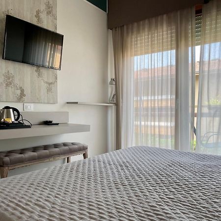 B City Hotel Бардолино Экстерьер фото