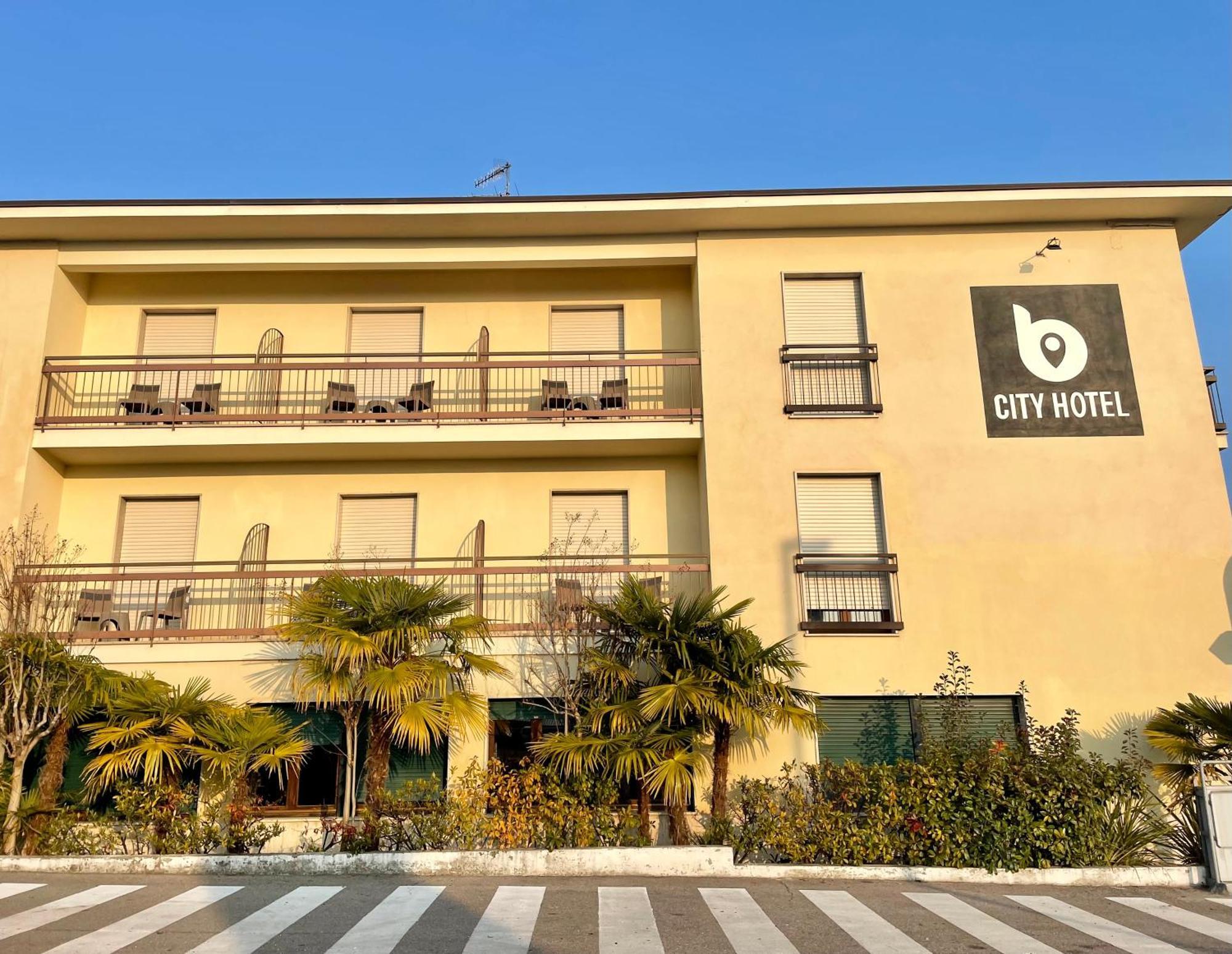 B City Hotel Бардолино Экстерьер фото