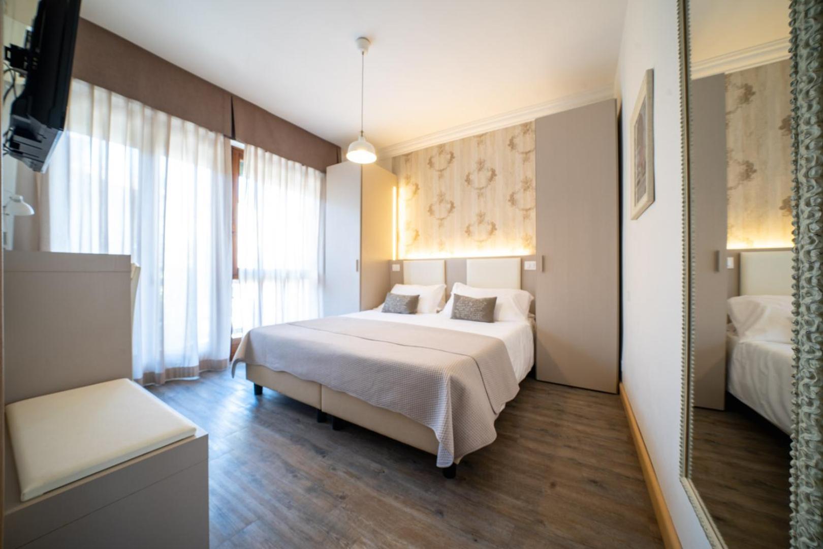 B City Hotel Бардолино Экстерьер фото
