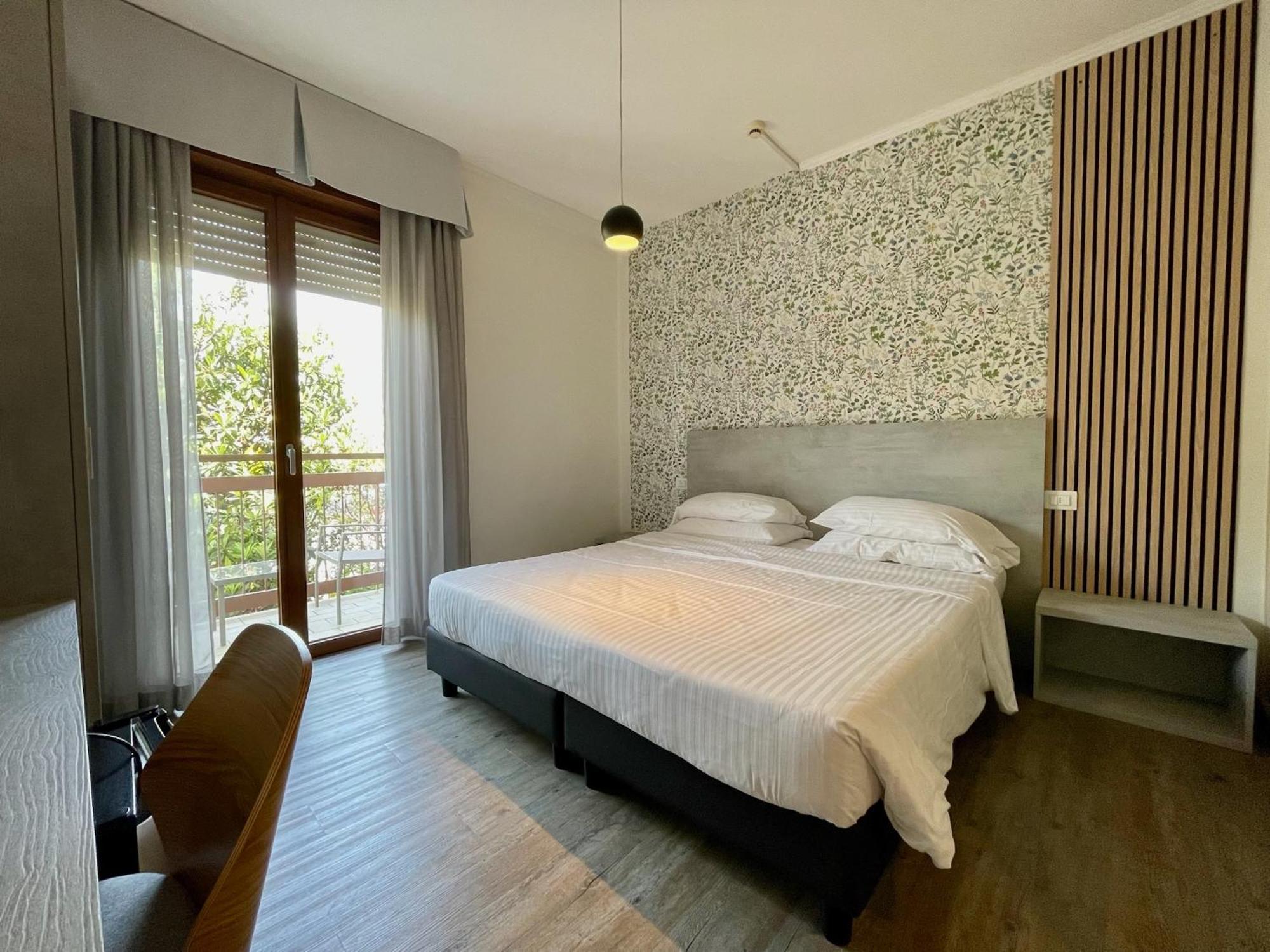 B City Hotel Бардолино Экстерьер фото