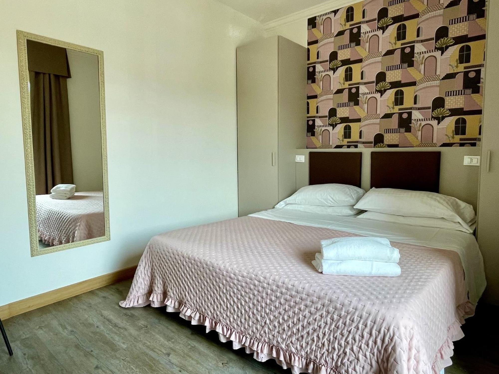 B City Hotel Бардолино Экстерьер фото