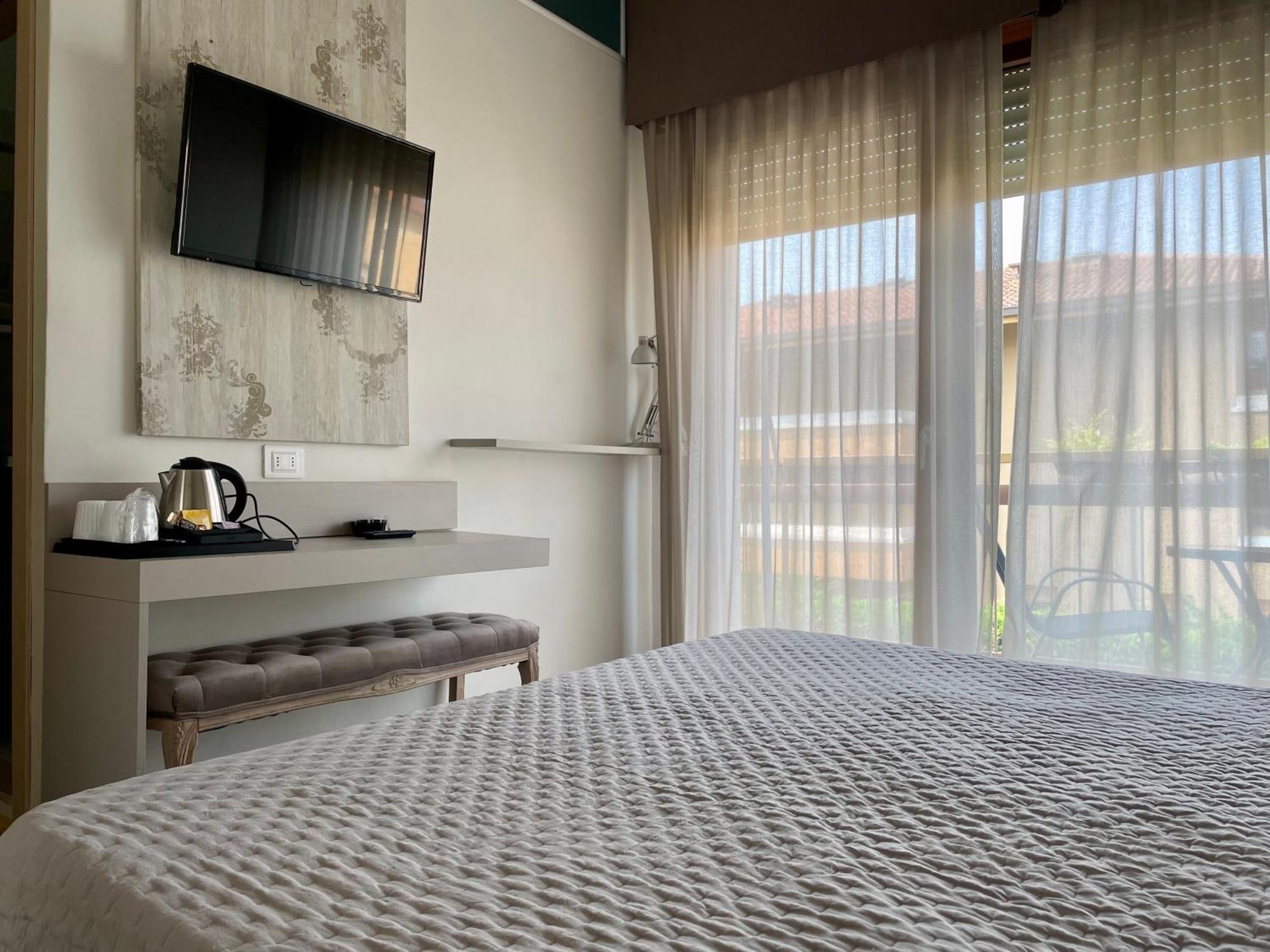 B City Hotel Бардолино Экстерьер фото