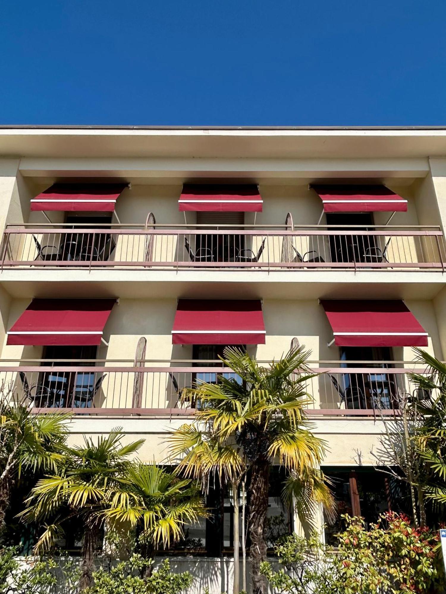 B City Hotel Бардолино Экстерьер фото