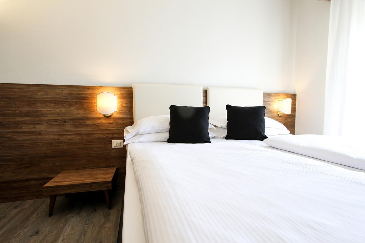 B City Hotel Бардолино Экстерьер фото